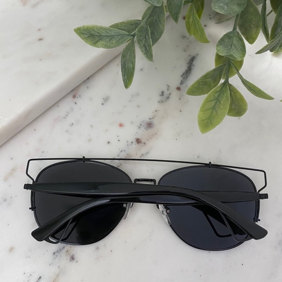 "Amira" Sunglasses || Black & Black Aviator - Picture 4 of 9